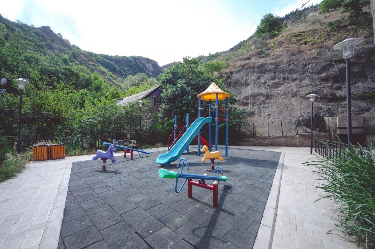 Under The Mountain Apartment Tbilisi Ngoại thất bức ảnh